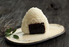 bola de arroz japonesa onigiri con forma de triángulo foto