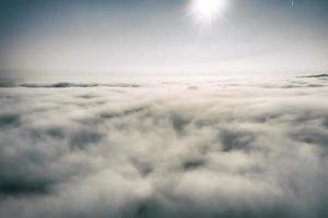 vista aérea nubes blancas en un cielo azul. vista desde dron. vista aérea de pájaro. la textura de las nubes. vista desde arriba. amanecer o atardecer sobre las nubes. foto