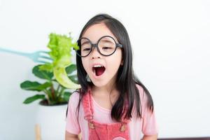 niños niña asia comiendo verduras foto