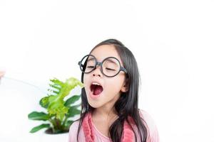 niños niña asia comiendo verduras foto