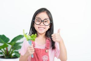 niños niña asia comiendo verduras foto