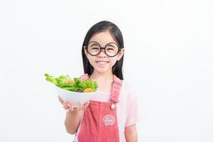 niños niña asia comiendo verduras foto