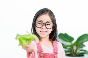 niños niña asia comiendo verduras foto