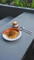 saludable plato de espagueti italiano cubierto con una sabrosa salsa boloñesa de tomate y carne molida y albahaca fresca sobre una mesa gris. servido con capuchino foto