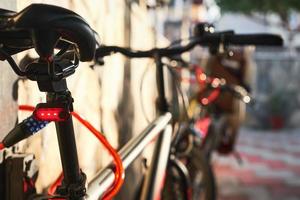 primer plano de los detalles y la luz de una bicicleta de ciudad deportiva, enfoque selectivo, fondo borroso, la idea de un estilo de vida deportivo y saludable foto