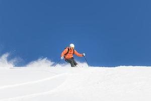 nieve virgen fresca durante el descenso de esquí de travesía foto