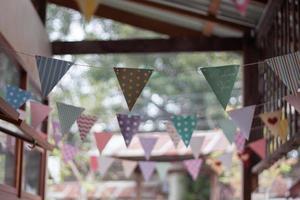 banderas de colores decoradas en una cafetería foto