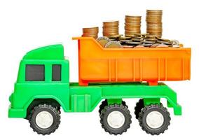 camión entrega pila de monedas aisladas en fondo blanco,concepto de inversión,incluye trazado de recorte foto