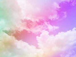 belleza dulce pastel rosa púrpura colorido con nubes esponjosas en el cielo. imagen de arco iris de varios colores. fantasía abstracta luz creciente foto