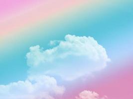 belleza dulce verde pastel rosa colorido con nubes esponjosas en el cielo. imagen de arco iris de varios colores. fantasía abstracta luz creciente foto