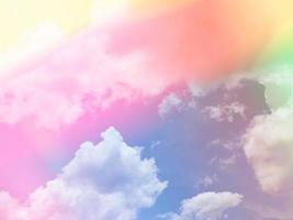 belleza dulce pastel rojo amarillo colorido con nubes esponjosas en el cielo. imagen de arco iris de varios colores. fantasía abstracta luz creciente foto