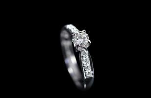 Diamond is the hardest glass. It has the most light refraction, so it has more luster than other gemstones. It is used to make jewelry. or utilized in industry For example, use it to cut solids. photo