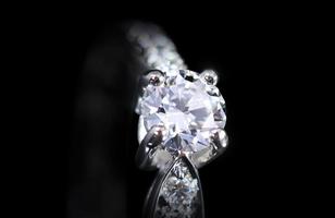Diamond is the hardest glass. It has the most light refraction, so it has more luster than other gemstones. It is used to make jewelry. or utilized in industry For example, use it to cut solids. photo