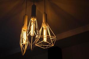 lámparas colgantes industriales contra paredes ásperas bombillas edison interiores de loft foto