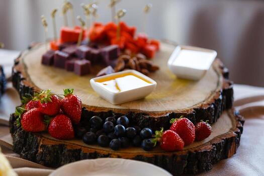 decoración de frutas de mesa de boda en el restaurante, piña, fresa, uva foto