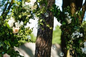 Original wedding floral decoration in the form of mini-vases and bouquets of flowers hanging from the ceiling photo