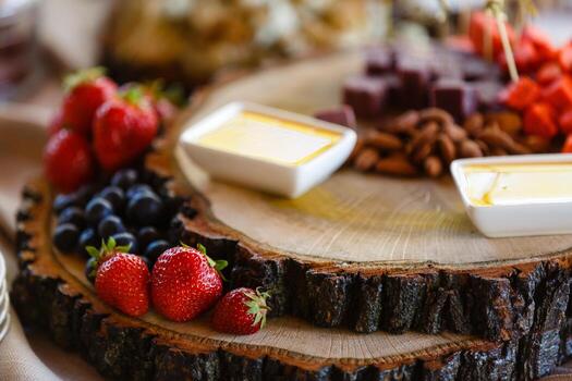 decoración de frutas de mesa de boda en el restaurante, piña, fresa, uva foto