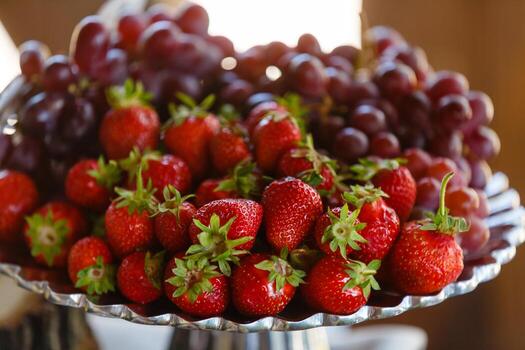decoración de frutas de mesa de boda en el restaurante, piña, fresa, uva foto