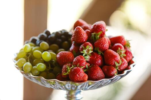 decoración de frutas de mesa de boda en el restaurante, piña, fresa, uva foto