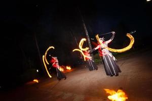 espectáculo de fuego y muchas chispas brillantes en la noche foto