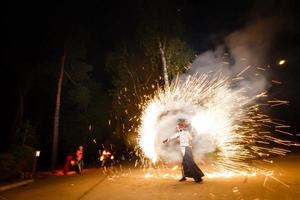 espectáculo de fuego y muchas chispas brillantes en la noche foto