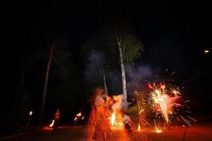 espectáculo de fuego y muchas chispas brillantes en la noche foto