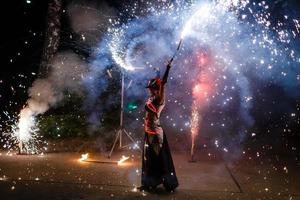 espectáculo de fuego y muchas chispas brillantes en la noche foto