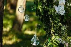 Original wedding floral decoration in the form of mini-vases and bouquets of flowers hanging from the ceiling photo