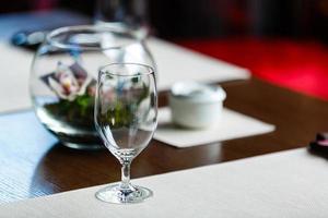 Empty glasses set in restaurant Glasses in the restaurant on the table flowers photo