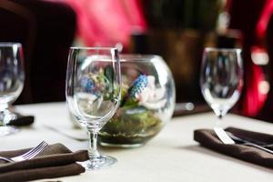 copas de vino en la mesa en el restaurante de sushi que sirve en el restaurante en la mesa foto