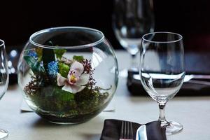 Empty glasses set in restaurant Glasses in the restaurant on the table flowers photo