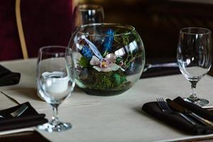 Empty glasses set in restaurant Glasses in the restaurant on the table flowers