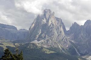 dolomitas - una cadena montañosa en los alpes orientales foto