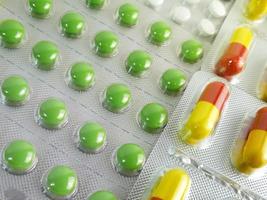 droga. colorido de tabletas y cápsulas píldora en primer plano de envases de blister. concepto farmacéutico foto