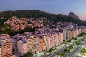 vista aérea de drones del barrio de leme en copacabana con babilonia favela en el fondo al amanecer, río de janeiro, brasil foto