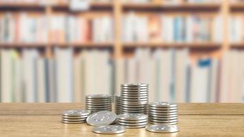 las monedas de plata en la mesa de madera para la representación 3d del concepto de negocio foto