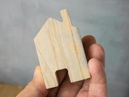 la casa de madera para la construcción o el concepto de propiedad foto