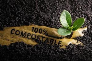 concepto de plástico biodegradable y compostable. materias primas renovables. el plástico usado está debajo del suelo de siembra y una semilla puede crecer bien foto