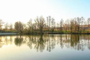 panorama de la puesta de sol en el lago foto