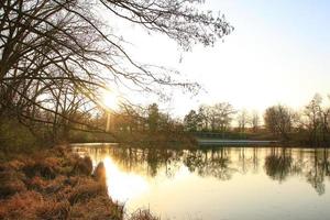 panorama de la puesta de sol en el lago foto