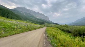 vista panorámica de la carretera gótica, los prados de flores silvestres y la montaña de roca blanca en el área natural gótica. video