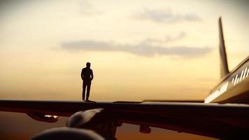 silhouet geslaagd zakenman staand Aan privaat vliegtuig vleugel, 3d animatie.