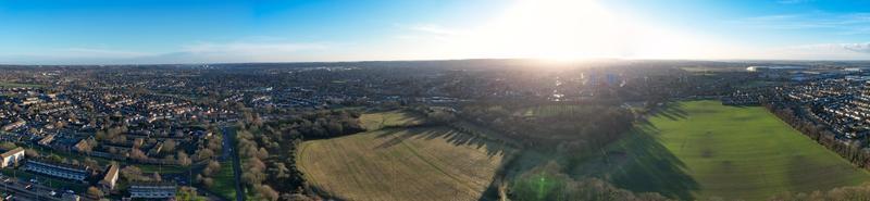 hermosa vista aérea de la ciudad de luton, ciudad de inglaterra, justo antes del atardecer foto