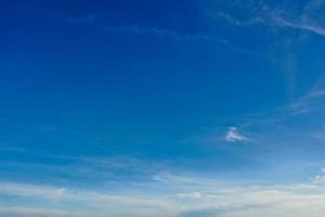 nubes dramáticas y cielo azul sobre la ciudad foto