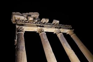 templo de apolo en la ciudad antigua lateral en antalya, turkiye foto