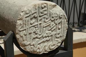 inscripción en el museo de etnografía de antalya, antalya, turkiye foto