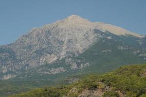 monte tahtali en el distrito de kemer, antalya, turquía foto