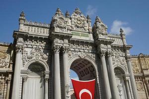 puerta del palacio de dolmabahce en estambul, turkiye foto