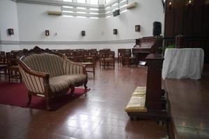 arreglo y decoración de la sala de la iglesia para la ceremonia de boda en indonesia foto