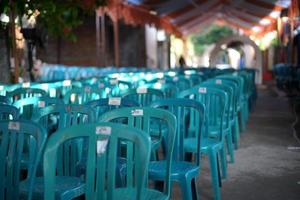 sillas en la sala de arreglos de decoración para una ceremonia de boda tradicional en indonesia foto